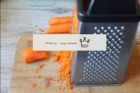 Sur une petite râpe, frotter les carottes. ...