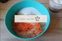 在一個合適大小的碗裏，將磨碎的胡蘿蔔與杏仁面粉、糖（或拿出不怕熱處理的蔗糖）、肉桂混合。如何自己制作...