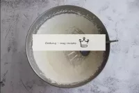 Prepara la crema. Bate la crema agria en 2 minutos...