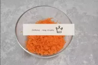Морковь помойте, очистите и натрите на средней тер...
