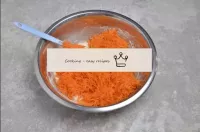 Die Karotten und die Orangenschale in den Teig geb...