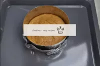 Cuire le biscuit dans un four préchauffé à 180 ° C...