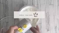 把奶油拿進一個深碗裏，以免弄臟周圍的表面。用攪拌機攪拌奶油，直到形成郁郁蔥蔥的可持續泡沫。...