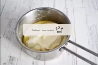在冷卻的奶油中加入酸奶油攪拌。...