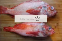 オーブン全体でシーバスを焼く方法は？魚を準備する。凍結死体がある場合は、事前に冷凍庫から取り出し、室...