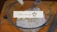 Adicionamos maionese ao arroz e misturamos bem. ...