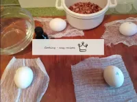 قم بإعداد قطع الشاش في الحجم بحيث يكفي لف البيضة ب...