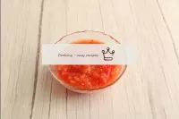 I pomodori scendono un minuto in acqua bollente pe...