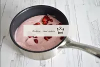 留下一些浆果草莓进行装饰，其余的加入到棉花糖奶油中搅拌。...