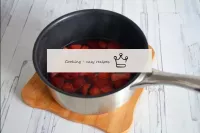 みじん切りにしたイチゴを鍋に入れ、砂糖を注ぎ、水を注ぐ。果実が柔らかくなるまで3〜5分間中火で調理し...
