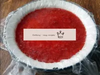 从冰箱中取出一块蛋糕的形状，倒入草莓果冻。...