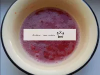 准备草莓果冻。可以通过预先将其解冻来使用新鲜或冷冻的草莓。将草莓洗净并用泥浆中的搅拌机研磨。在草莓泥...