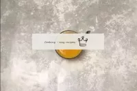 Die gequollene Gelatine zum Mango-Püree hinzufügen...