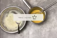 Añadir a la masa caliente de mango con gelatina un...