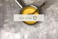 Luego vierte la crema en la masa de mango. Revuelv...