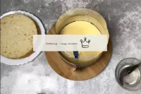 Mettre le cheesecake congelé sur la croûte. Je n'a...