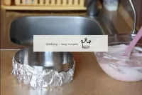 O anel do cheesecake é puxado com papel alumínio. ...