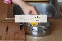 Ajouter le zeste de citron au lait. ...