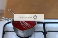 Coloque a mistura de morango no fogão e faça-a fer...