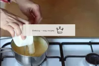 Ajouter la gélatine ramollie à la mousse et mélang...