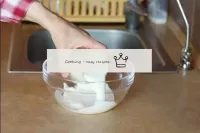 当泥浆的蛋奶粉冷却时，将冷奶油倒入一个单独的碗中。...