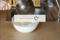 Ajouter la crème mousse à la crème fouettée. ...