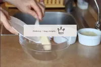 Para o crumble, coloque a manteiga na tigela a tem...