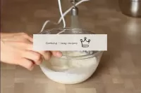 En un tazón frío, comienza a batir la crema fría. ...