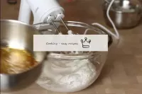 Ajoutez du sirop bouillant à la meringue avec un j...