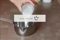 Para preparar el mousse, vierta la leche de coco e...