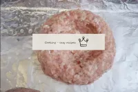 Formem a massa de carne em um balão e coloquem-na ...