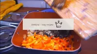Додаємо в сковороду моркву, болгарський перець, пе...