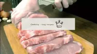 首先，一块没有骨头的猪肉略带霜冻，所以切割会更方便。用厚度不超过1. 5厘米的板切成肉。...