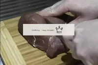 Para melhor marinar e comer, corte a carne em pequ...