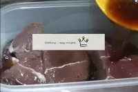 Coloque la carne en un recipiente cómodo y vierta ...