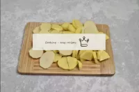 Las patatas son tazas finas o semicírculos, depend...