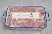 Mettete dei pezzi di carne sulle verdure. ...