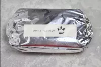 Cubra el molde con papel de aluminio y colóquelo e...