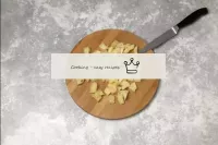 缶からパイナップルを取り除き、約2センチの大きさの小片に切る。...