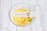 奶酪在大塊或中塊上擦幹。...