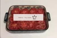 Ensuite, il y a une couche de tomates coupées en g...