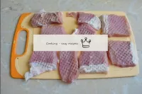 Couper la viande de porc en morceaux de portions e...