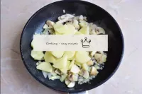 Peel the potatoes, rinse and cut into circles or a...