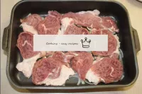 玉ねぎの上に肉を置きます。それは1つの層にある場合、それは良いので、肉のあなたの量のための形を取るた...