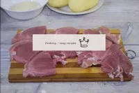 Schweinefleisch in Platten schneiden und von zwei ...