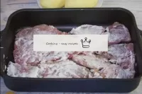 Lubrificare la carne con una parte di salsa...