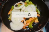 把蔬菜放在同一個鍋裏。...