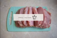 Zum Backen nehmen Sie ein Stück Schweinefleisch oh...