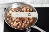Return the champignons to the pan. Pour in the app...