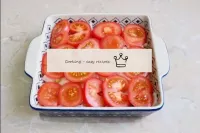 将西红柿切成薄片，撒在洋葱上。将模具放在烤箱中，预热至200度，30分钟。在这段时间里，多余的水分会...
